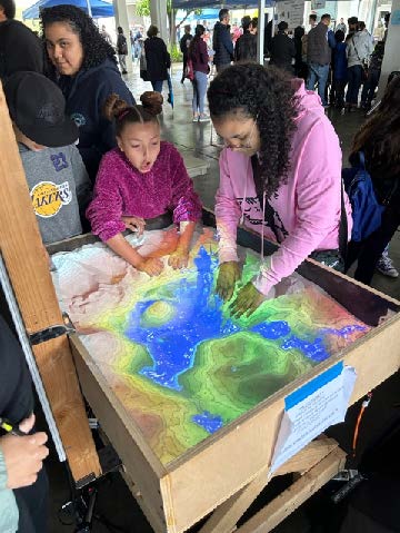 Children and parents enjoy the STEAM conference at Río Hondo. 