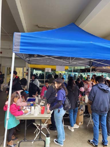 Children and parents enjoy the STEAM conference at Río Hondo. 